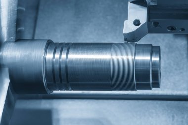 CNC torna makinesi metal şaft parçalarını kesiyor. CNC dönüşüm makinesinin yüksek teknolojili metal işlemesi .