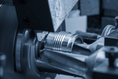 Çok görevli CNC torna makinesi metal şaft parçalarını kesiyor. CNC dönüşüm makinesinin yüksek teknolojili metal işlemesi .