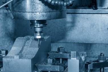 CNC Değirmen Makinesi basını kesiyor. Top değirmeninin ucundaki aletle ölüyor. Kalıplar, sert top değirmeni ile makine merkeziyle kesme işlemi yapıyor.