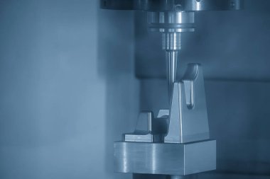 CNC değirmen yüksek alet uzunluğu katı top ucu değirmeni aracı ile küf parçası kesme. Kalıplar, sert top değirmeni ile makine merkeziyle kesme işlemi yapıyor.