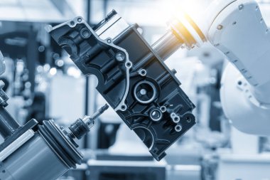 Yaklaşma sahnesi, robotik koldaki değirmen mili alüminyum vites kutusunu kesmiş. Yüksek teknolojili otomotiv parçaları otomatik robot sistemiyle kesiliyor..