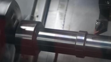 CNC torna makinesi metal şaft parçalarını kesiyor. CNC dönüşüm makinesinin yüksek teknolojili metal işlemesi .