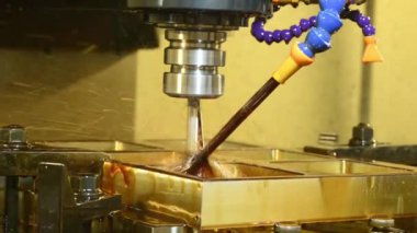 CNC değirmen makinası, sıvı soğutucu metoduyla küf parçalarını düz uçlu değirmen aracıyla kesiyor. CNC makine merkezi tarafından üretilen kalıp ve ölüm süreci.