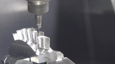5 eksenli CNC değirmen makinesi, su türbini kısmını katı bir top değirmeni aracıyla kesiyor. CNC Torna 'nın yüksek teknoloji otomotiv parçası üretim süreci.