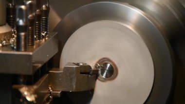 Ağır çekim sahnesi torna makinesi metal parçaları kaba kesti. Makineyi döndürerek metal işleme süreci.
