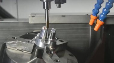 Ağır çekim sahnesi. 5 eksenli CNC değirmen makinesi otomotiv kısmını sert top değirmeni aletleriyle kesiyor. CNC değirmen makinesinin yüksek teknoloji otomotiv parçası üretim süreci