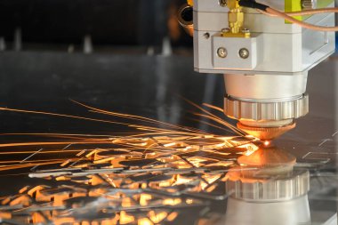 Fiber lazer kesme makinesi parlak ışıkla metal plakayı kesti. Lazer kesme makinesinin yüksek teknoloji metal üretim süreci.. 