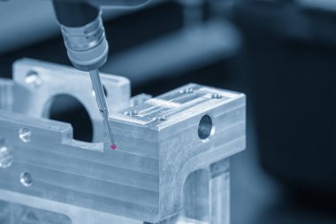 Yakın çekim sahnesi alüminyum otomotiv parçalarını ölçen çok eksenli CMM makinesi. Koordinat Ölçüm Makinesi ile kesilen parçaların kalite denetimi.