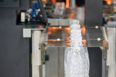 Taşıyıcı banttaki boş içme suyu şişeleri doldurmak için. İçme suyu doldurma işleminin yüksek teknolojisi. 