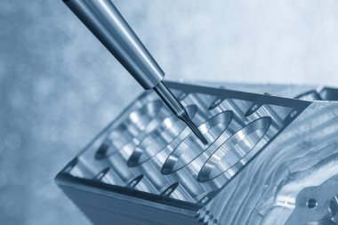 5 eksenli makine merkezi V8 motor silindir bloğunu katı top değirmeni aracıyla kesiyor. Çok eksenli CNC değirmen makinesinin yüksek hassasiyetli otomotiv üretim süreci.