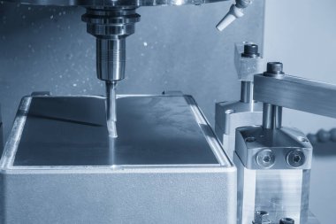 CNC değirmen makinesi, enjeksiyon küf parçalarını indekslenebilir araçlarla kesiyor. Kalıplar ve ölüm üretim süreci, son değirmen araçları ile makine merkezi tarafından.