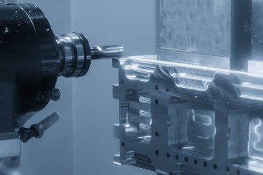 Yatay CNC değirmen makinesi alüminyum parçalarını katı düz uçlu değirmen aletiyle kesiyor. Yatay eksen CNC makine merkezi ile kesme işlemi.