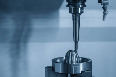 CNC değirmen makinesi açık mavi sahnede enjeksiyon küf parçalarını sert top değirmeniyle kesiyor. CNC makine merkezi tarafından üretilen kalıp ve ölüm süreci.