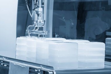 Enjeksiyon makinesinden alınan robot sistemle yapılan materyal işleme. Plastik enjeksiyon küf makinesinden otomatik sistem tarafından yapılan yiyecek kutusu üretim süreci.