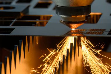 Sahneyi kapatın, fiber lazer kesme makinesi parlak ışıkla metal plakayı kesti. Lazer kesme makinesinin yüksek teknoloji metal üretim süreci.. 