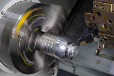 CNC torna makinesi metal şaft parçalarını kesiyor. CNC dönüşüm makinesinin yüksek teknolojili metal işlemesi .
