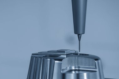 CNC değirmen makinesi yüksek hassasiyetle küf kesme parçası katı top ucu değirmeni aracı. Kalıplar, sert top değirmeni ile makine merkeziyle kesme işlemi yapıyor.