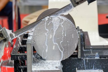 Bantlı testere metal şaft parçalarını sıvı soğutucu metoduyla kesiyordu. Endüstriyel amaç için makine aracı.