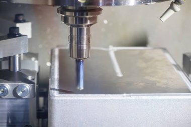 CNC değirmen makinesi açık mavi sahnede düz uçlu değirmen aletleriyle küf parçaları kesiyor. Kalıplar, sert top değirmeni ile makine merkeziyle kesme işlemi yapıyor.