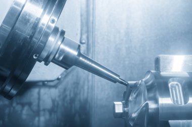 5 eksenli CNC değirmen makinesi turbo şarj aletini sağlam bir top değirmeni ile kesiyor. 5 eksenli makine merkezi tarafından yüksek teknolojili otomotiv parçaları üretim süreci.