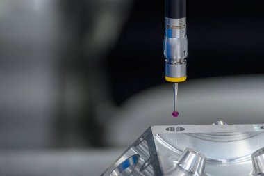 Alüminyum silindir blok parçalarını ölçen çok eksenli CMM makinesi. Çoklu eksen CMM makinesi ile otomotiv parçalarının kalite kontrolü