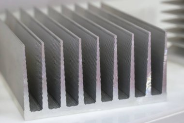 Alüminyum ısı giderici profil örneği. Profil çıkarma üretim konseptini kapat. 