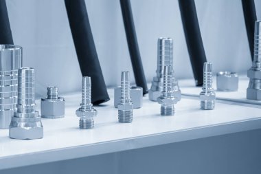 Sahneyi kapatın, boru bağlantı parçaları küf için ve açık mavi sahnede ölün. Küf ve ölüm standart parça üretim konsepti.