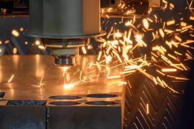 Yüksek güçlü fiber lazer kesme makinesi parlak ışıkla yüksek kalınlıkta metal plakayı kesti. Lazer kesme makinesinin yüksek teknoloji metal üretim süreci.. 