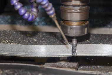 CNC değirmen makinesi düz uçlu değirmen aletleriyle küf parçalarını kesiyor. Kalıplar ve ölüm üretim süreci, son değirmen araçları ile makine merkezi tarafından.