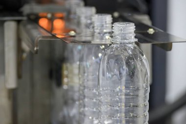 Küf makinesiyle içme suyu üretme işlemi. Plastik şişe üfleme makinesi operasyonu..