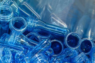 PET şişe ürünlerinin önceden biçimlendirilmiş halini kapat. Plastik şişe üretim süreci için hammadde.