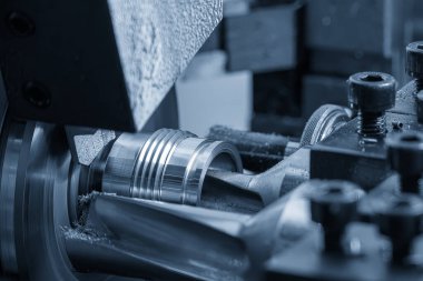 Çok görevli CNC torna makinesi İsviçre tipi yuva kesme sahnesini kapatın. Pirinç boru bağlantı bölümlerinin sonunda. CNC dönüşüm makinesinin yüksek teknolojili metal işlemesi .