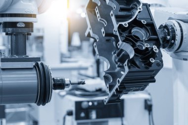 Yaklaşma sahnesi, robotik koldaki değirmen mili alüminyum vites kutusunu kesmiş. Yüksek teknolojili otomotiv parçaları otomatik robot sistemiyle kesiliyor..