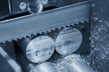 Şerit, metal şaft parçalarını kesen makineyi gördü. Endüstriyel amaç için makine aracı.