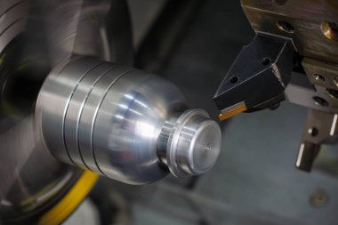 CNC torna makinesi metal şaft parçalarını kesiyor. CNC dönüşüm makinesinin yüksek teknolojili metal işlemesi .