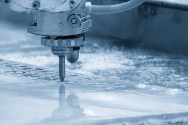 Açık mavi sahnede aşındırıcı su jeti kesme makinesi. CNC makinesiyle çalışan yüksek teknoloji levha metali.