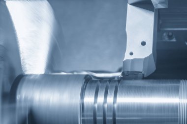 CNC Torna Makinesi, açık mavi sahnede metal şaft parçalarını kesiyor. CNC dönüşüm makinesinin yüksek teknolojili metal işlemesi .