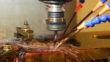 CNC değirmen makinesinin yağ soğutma metoduyla konserve döngü sondaj işlemi. Gagalama sondaj işlemi makine merkezinde.