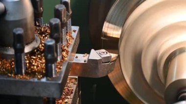Torna makinesi torna malzemesi parçalarını torna tezgahıyla kesmiş. Makineyi döndürerek metal işleme süreci.
