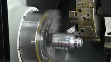 CNC torna makinesi metal şaft parçalarını kesiyor. CNC dönüşüm makinesinin yüksek teknolojili metal işlemesi .