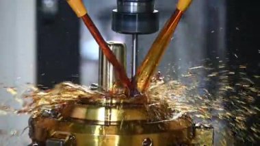 Ağır çekim sahnesi CNC değirmen makinesi yağ soğutma metoduyla kabuk küf parçalarını kesiyor. Pirinç madde kalıbı makine merkezi tarafından kesme işlemi.