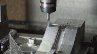 CNC Değirmen Makinesi Tarama Hattı kesme metodu biçme biçimi. Kalıplar ve ölüm parçaları, makine merkezi tarafından katı top ucu değirmeni ile kesme işlemi.