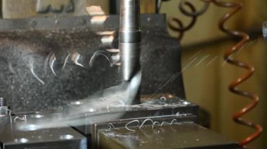 Sıvı soğutucu metoduyla NC değirmen makinesinde sondaj işlemi. Değirmen makinesindeki metal çalışma konsepti..