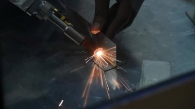 Kapanış sahnesi lazer kaynaklama operasyonu gösterisi. Kaynaklama sürecinin yüksek teknolojisi.