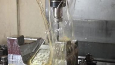 CNC Değirmen Makinesi, yağ soğutma metoduyla küf parçalarını kesiyor. Kalıplar ve ölenler, makine merkezi tarafından katı top son değirmeni araçlarıyla üretiliyor..