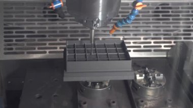 CNC değirmen makinesi, grafit elektrot parçalarını sert bir top ucu değirmeni aracıyla kesiyor. CNC makine merkezi tarafından üretilen kalıp ve ölüm süreci.