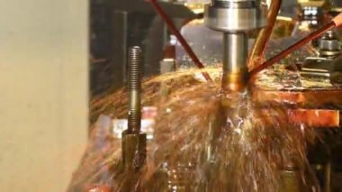 CNC değirmen makinesi, küf parçalarını yağ soğutma metoduyla kesiyor. CNC makine merkezi tarafından üretilen kalıp ve ölüm süreci.