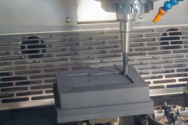 CNC değirmen makinesi grafit elektrot parçalarını kaba kesiyor. CNC makine merkezi tarafından üretilen kalıp ve ölüm süreci.