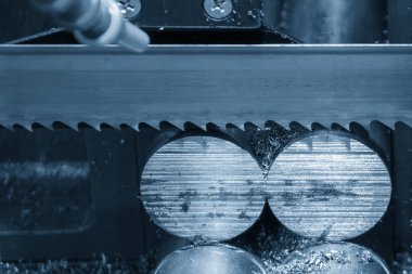 Yakın sahne dairesel bıçak operasyonu metal şaft parçalarını kesen makineyi gördü. Endüstriyel amaç için makine aracı.