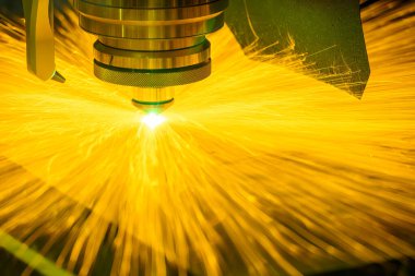 Sahneyi kapatın, fiber lazer kesme makinesi CNC programının ışıltılı ışık kontrolüyle metal plakayı kesti. Lazer kesme makinesinin yüksek teknoloji metal üretim süreci.. 